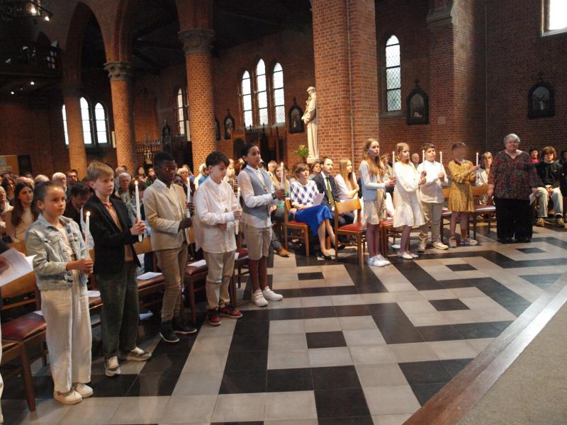 De communicanten ontvangen net zoals de dopeling het licht van de Paaskaars © Luc Faems