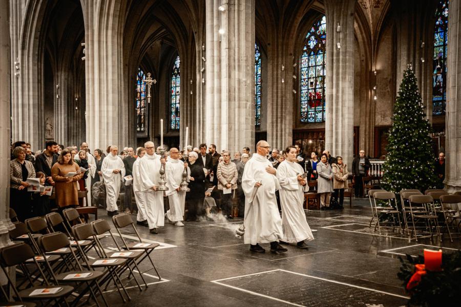 In een afgeladen Antwerpse kathedraal werd Mick Huybrechts tot priester gewijd. © Felix Rabou