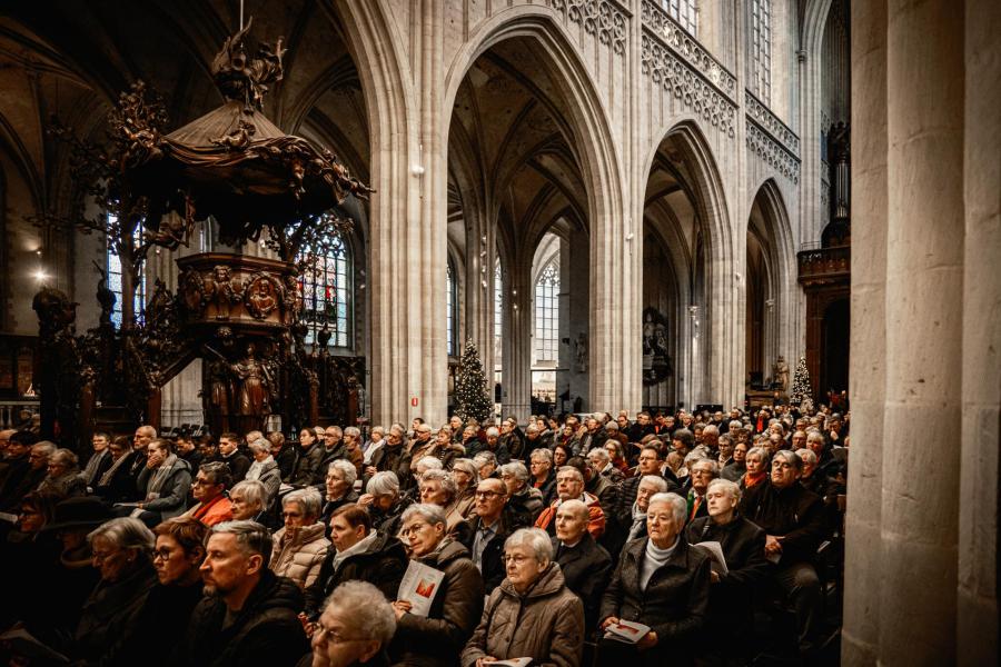 In een afgeladen Antwerpse kathedraal werd Mick Huybrechts tot priester gewijd. © Felix Rabou