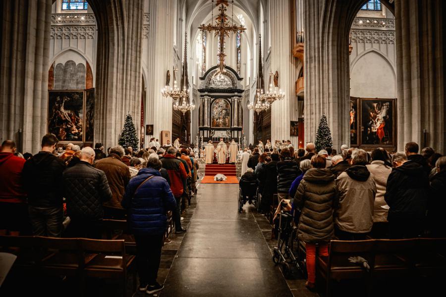 In een afgeladen Antwerpse kathedraal werd Mick Huybrechts tot priester gewijd. © Felix Rabou