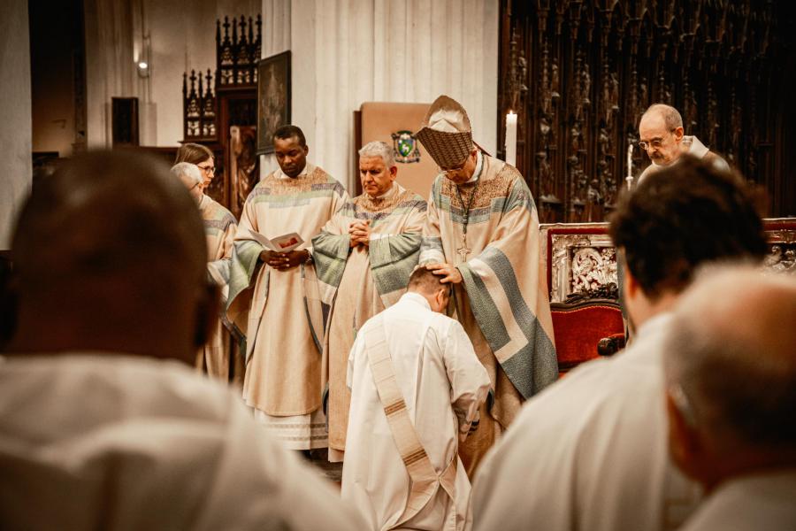 In een afgeladen Antwerpse kathedraal werd Mick Huybrechts tot priester gewijd. © Felix Rabou