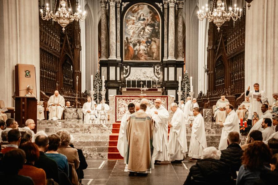 In een afgeladen Antwerpse kathedraal werd Mick Huybrechts tot priester gewijd. © Felix Rabou