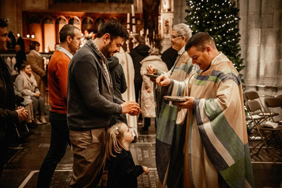 In een afgeladen Antwerpse kathedraal werd Mick Huybrechts tot priester gewijd. © Felix Rabou