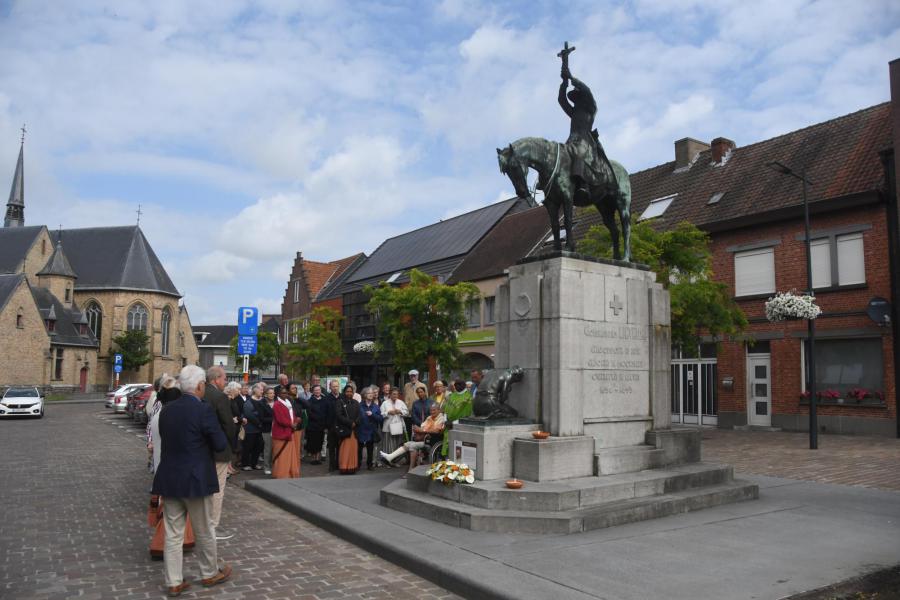 Eerbetuigingen aan Pater Lievens © Thierry Christiaens