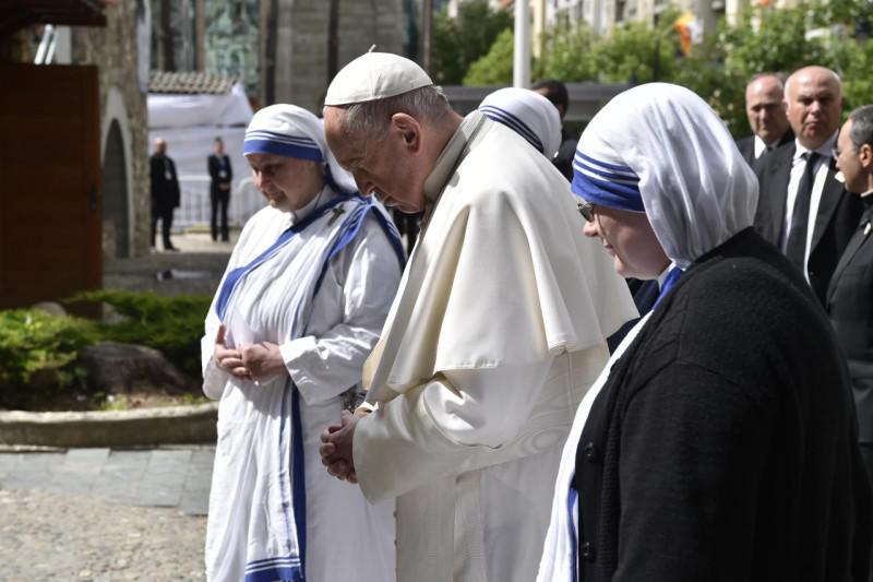 Met de zusters van de Missionarissen van Naastenliefde, bij het monument voor Moeder Teresa © Vatican Media