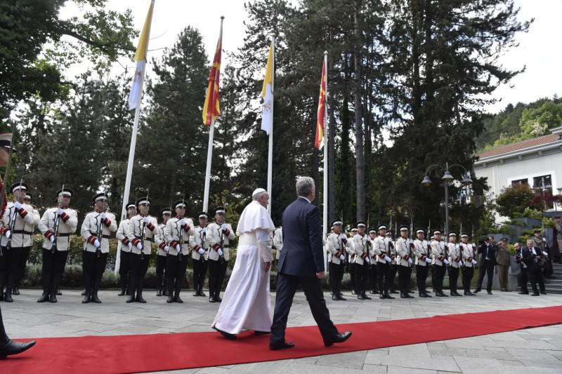 Paus Franciscus bij zijn aankomst in Noord-Macedonië © Vatican Media