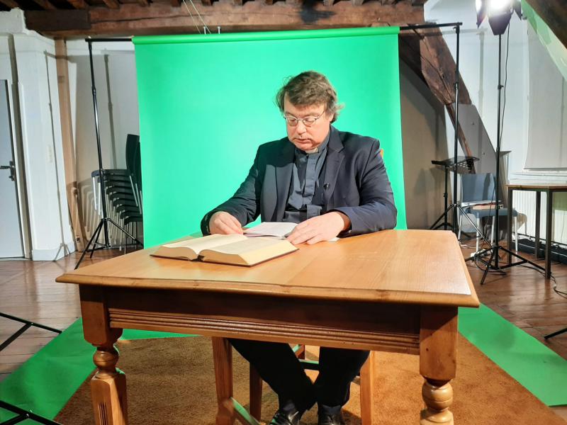 Vicaris Bart Paepen in actie met werkboek en Grieks Nieuw Testament © Chris van Vliet
