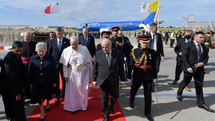 Verwelkoming van de paus bij zijn aankomst in Malta © Vatican Media