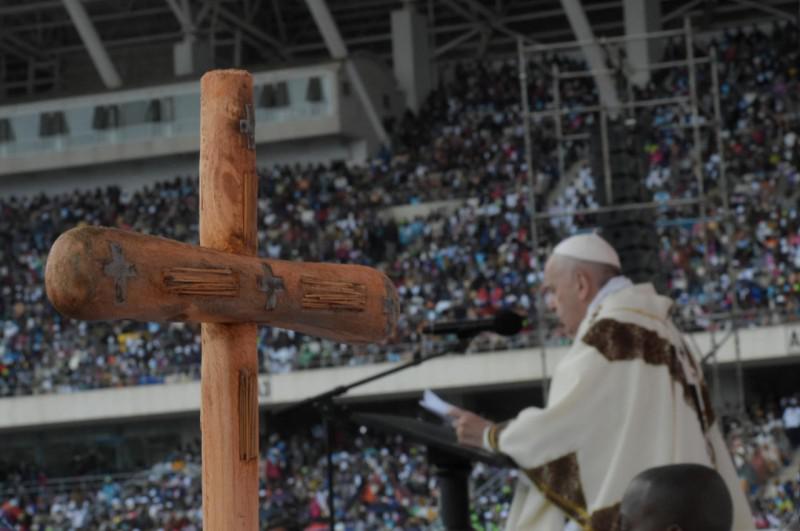 Paus Franciscus ging voor in de eucharistieviering met een herdersstaf gemaakt uit brokstukken na de doortocht van cycloon Idai in Beira © VaticanNews