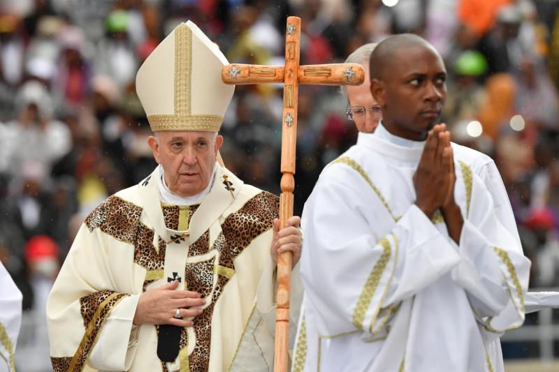 Paus Franciscus ging voor in de eucharistieviering met een herdersstaf gemaakt uit brokstukken na de doortocht van cycloon Idai in Beira © VaticanNews