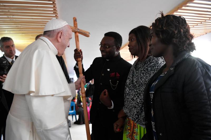 Paus Franciscus kreeg van een delegatie van Sant'Egidio uit Beira een herdersstaf gemaakt uit brokstukken na de doortocht van cycloon Idai in Beira © VaticanNews