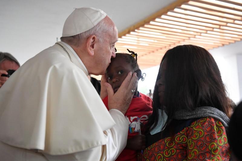 Paus Franciscus maakte tijd om verschillende seropositieve moeders met gezonde baby's te groeten en te zegenen © VaticanNews