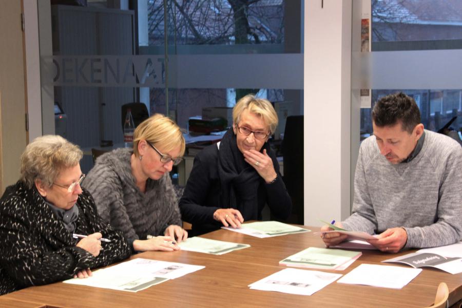 Een groepje verkent het Marcusevangelie op deze Dag van het Woord. © Marc De Smet