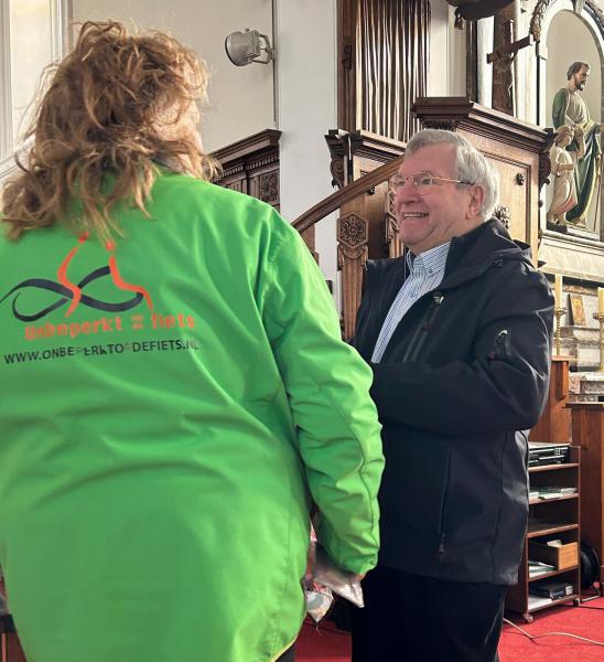 Maria Romp werd in de kerk hartelijk begroet door Chris De Clerck © KRO/NCRV