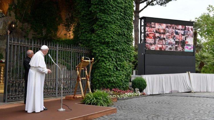 Paus Franciscus spreekt de andere Mariaheiligdommen die wereldwijd via livestream met het rozenkransgebed voor de Vaticaanse Lourdes verbonden zijn toe via het reuzenscherm © VaticanMedia