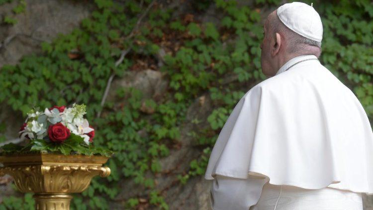 Met een gebed bij de Lourdesgrot in de Vaticaanse Tuinen, online gedeeld in andere Mariaoorden, vroeg de paus Maria’s hulp in de strijd tegen corona © VaticanMedia