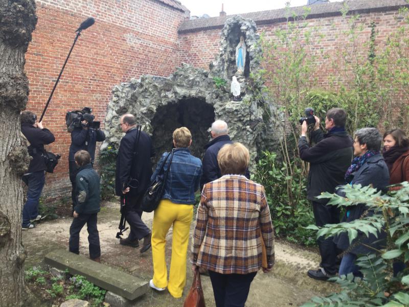 Inwandeling van de tuin waarin ook een traditionele Mariagrot is gebouwd © communicatiedienst aartsbisdom Mechelen-Brussel