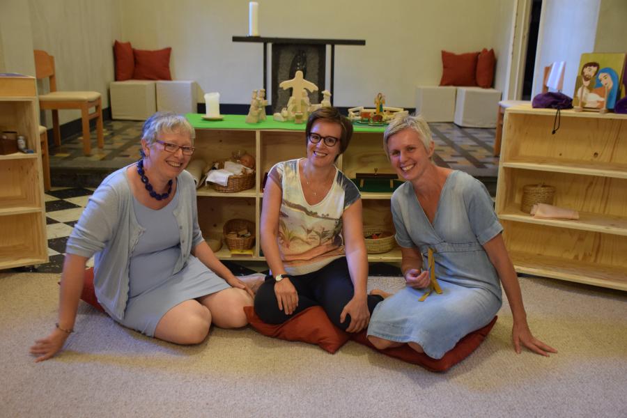 Marijke, Stephanie en Gee: de dragers en bezielers van de Godly Play ruimte in Vaalbeek © Hilde Pex