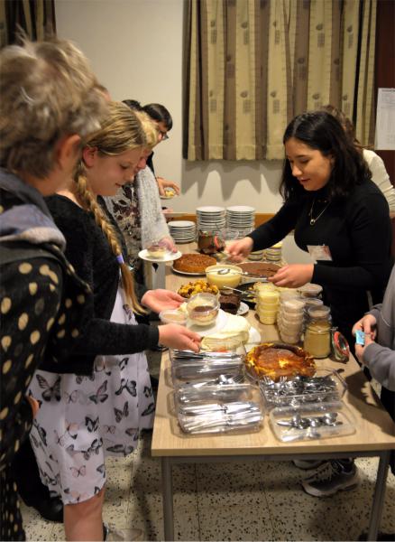 Veel geaarzel aan het dessertenbuffet: er was gewoonweg te veel lekkers om uit te kiezen! © RVR