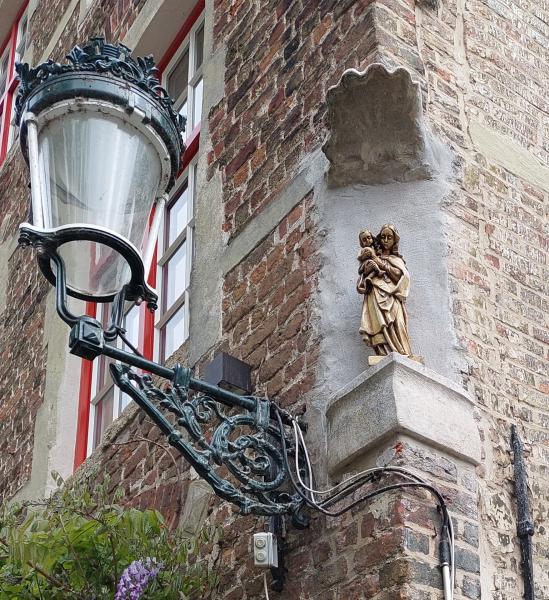 Het nieuw geplaatste Mariabeeld nabij de Meebrug. © Brugge-Mariastad vzw
