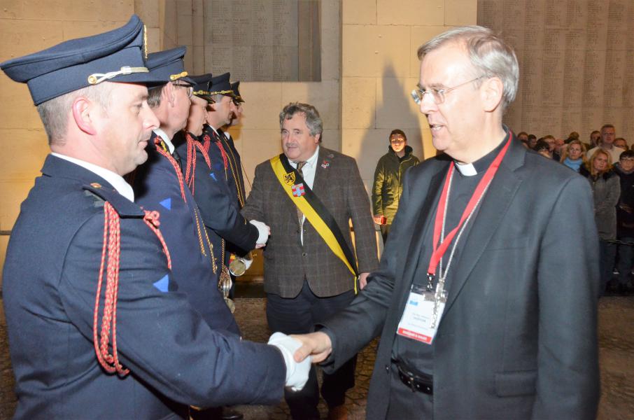 Een van de COMECE-bisschoppen feliciteert de klaroenblazers © Foto Last Post Association, Ieper - www.lastpost.be