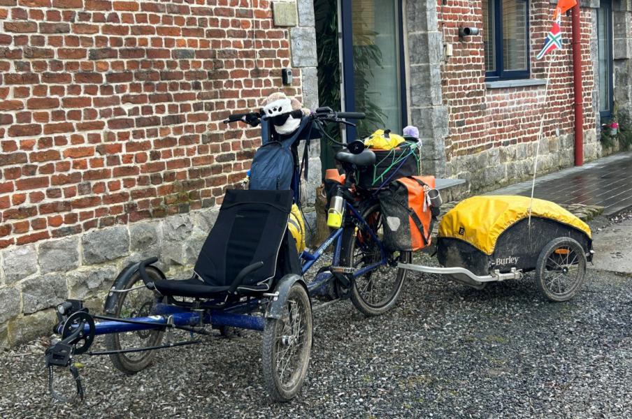 Met deze fiets vertrokken Freerk en Maria uit Nederland © KRO/NCRV