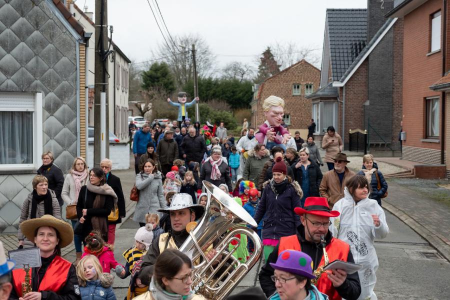 Met een gekke voet in de stoet 