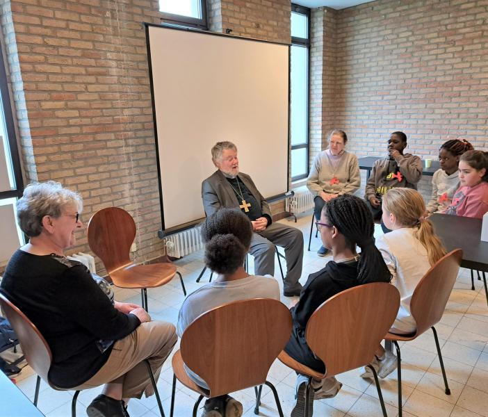 Vormheer Mgr Jean Kockerols, Hulpbisschop van Brussel, in gesprek met de vormelingen © Kleopas