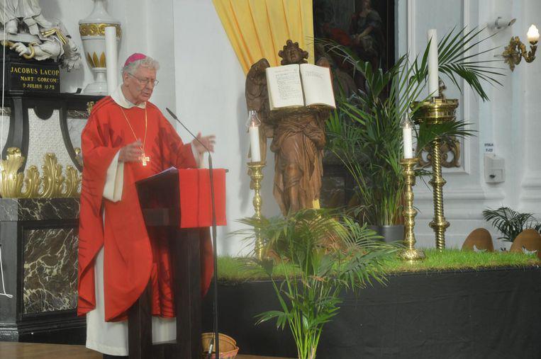 Mgr. Van Looy bij de gereconstrueerde koorlessenaar © Foto Claudia Van den Houte