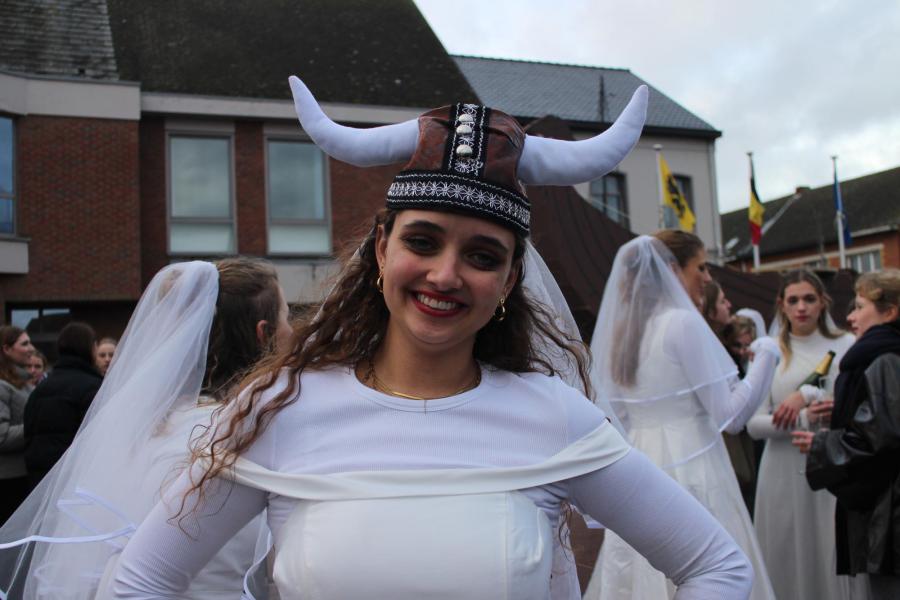 Chirobruid Mien met een geleende vikinghelm © RvH