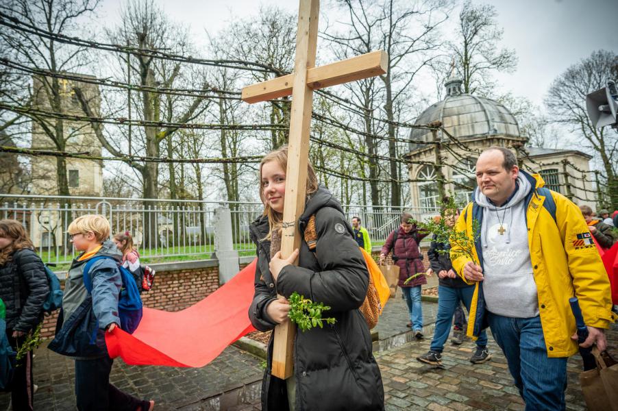 De palmprocessie tijdens de vormelingendag © Rudi Van Beek