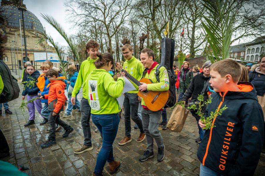 De palmprocessie tijdens de vormelingendag © Rudi Van Beek