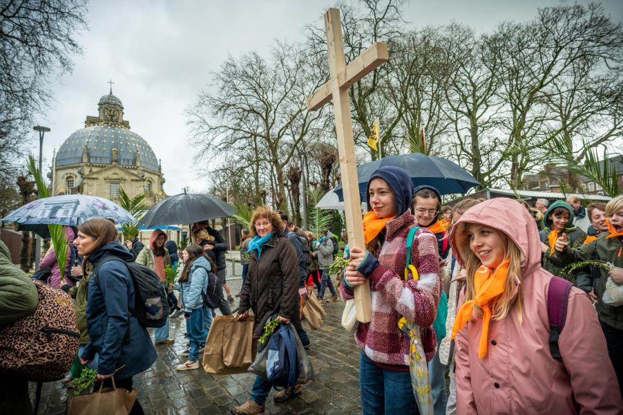 De palmprocessie tijdens de vormelingendag © Rudi Van Beek