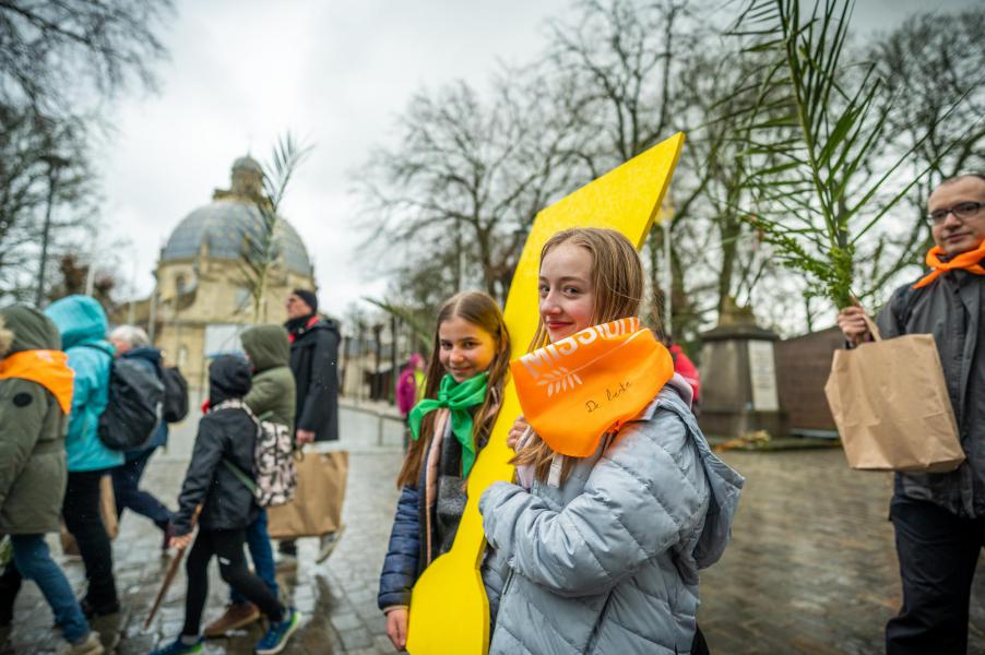 De palmprocessie tijdens de vormelingendag © Rudi Van Beek