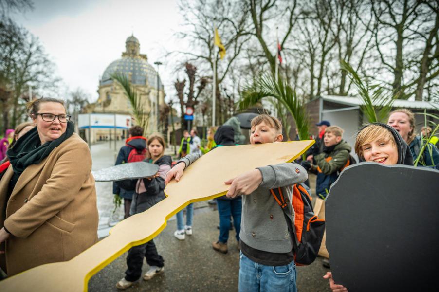 De palmprocessie tijdens de vormelingendag © Rudi Van Beek