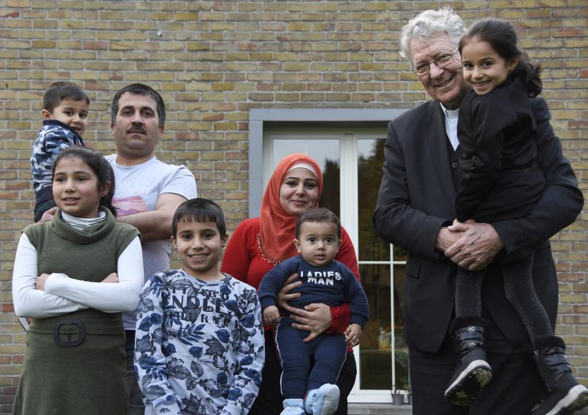 Mgr. Luc Van Looy op bezoek bij een Syrisch gezin in Bassevelde t.g.v. de Werelddag van de Migrant en de Vluchteling © Maîtrisse