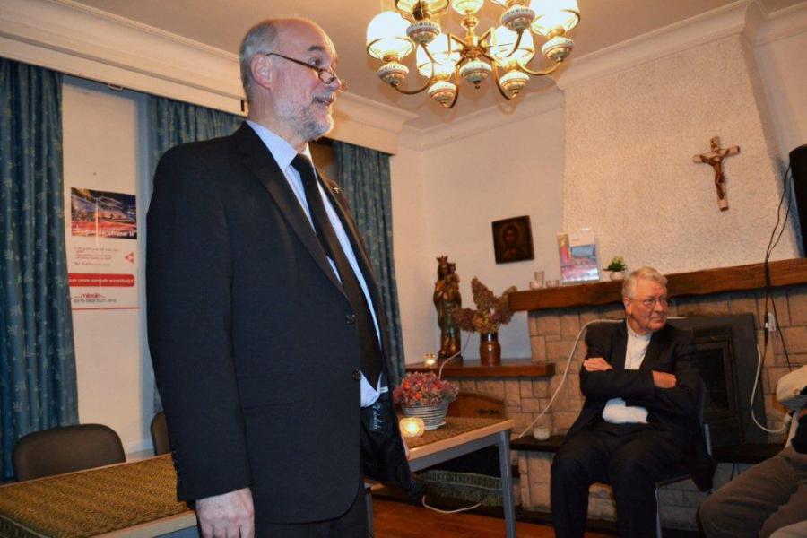 Monseigneur Van Looy in het Parochiecentrum. © Kerk Stekene en Sint-Gillis-Waas