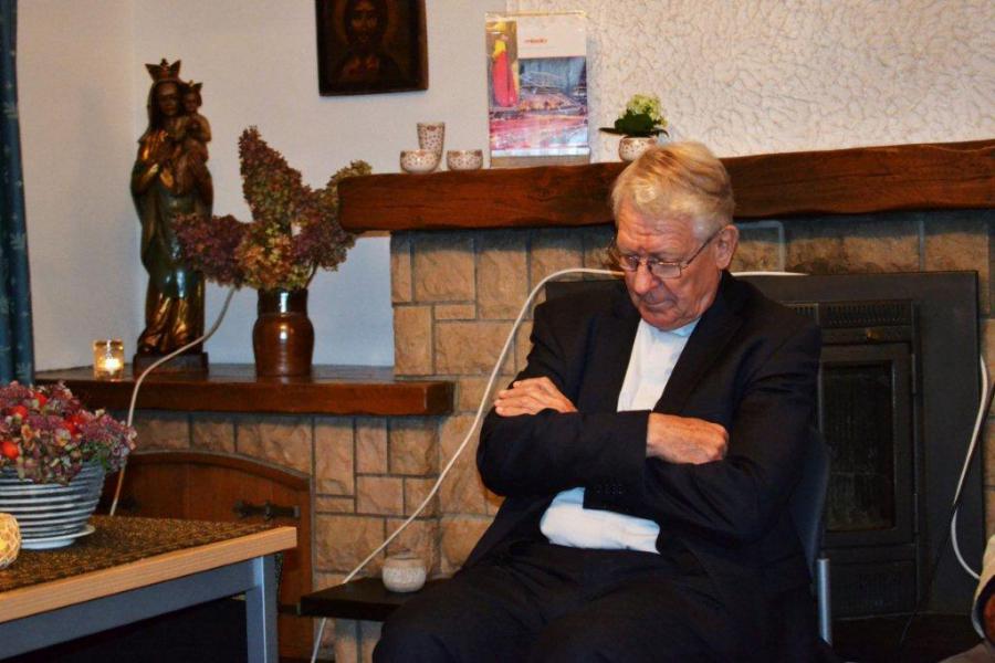 Monseigneur Van Looy in het Parochiecentrum. © Kerk Stekene en Sint-Gillis-Waas