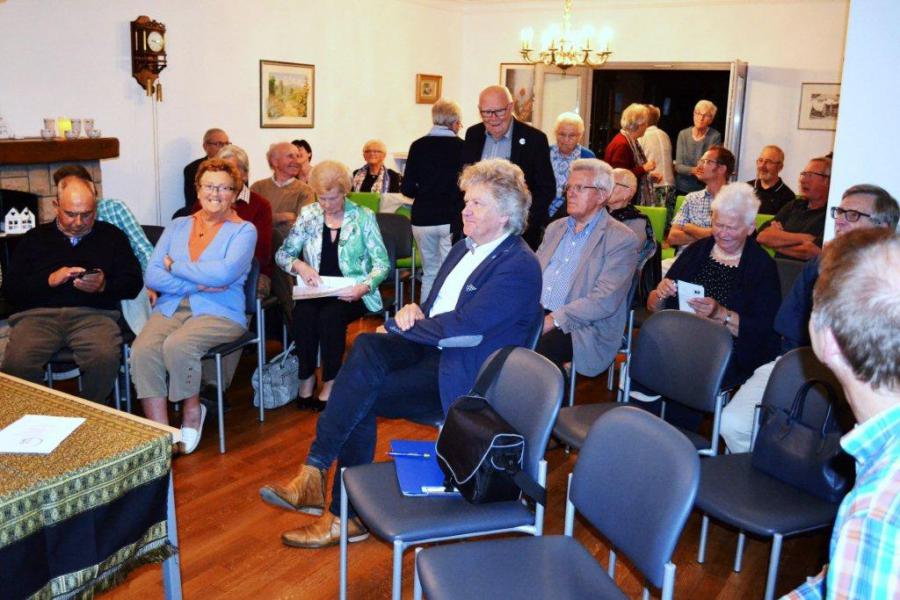 Monseigneur Van Looy in het Parochiecentrum. © Kerk Stekene en Sint-Gillis-Waas