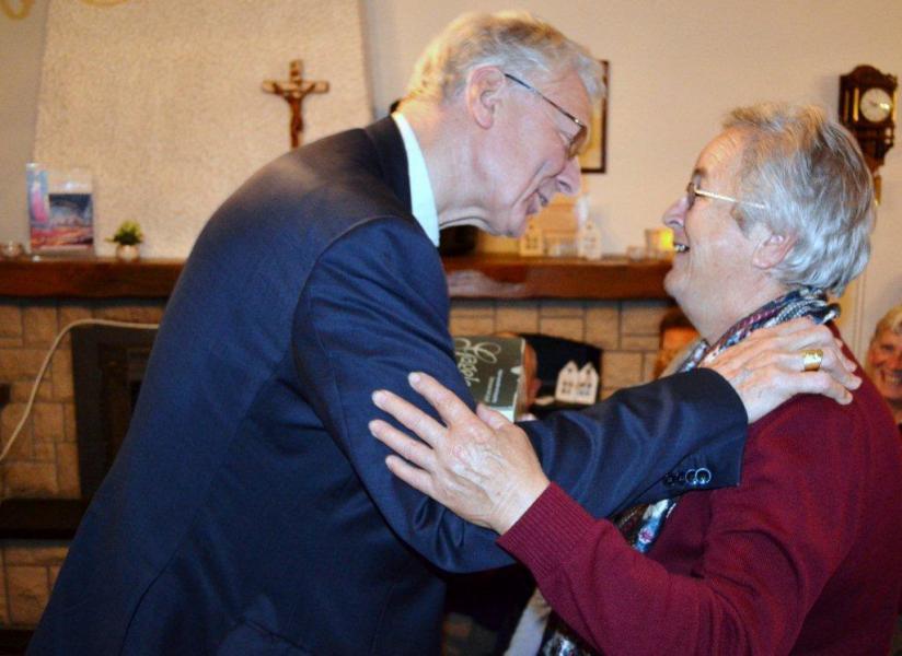 Monseigneur Van Looy in het Parochiecentrum. © Kerk Stekene en Sint-Gillis-Waas