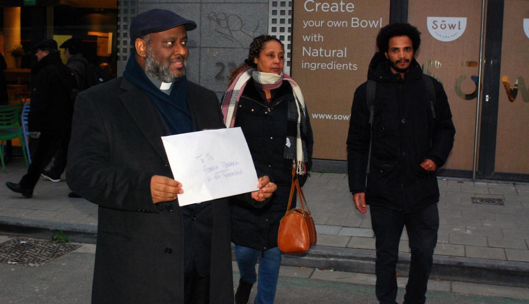 Mussie Zerai (links) en Abrahalei Tesfai (rechts) met de verklaring voor Federica Mogherini  © Brigitte Meuwissen
