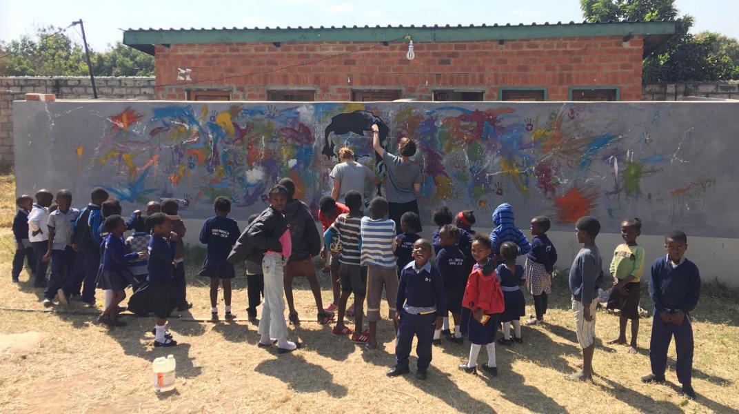 Inleefproject Zambia: schilderwerken muur. © Team Zambia