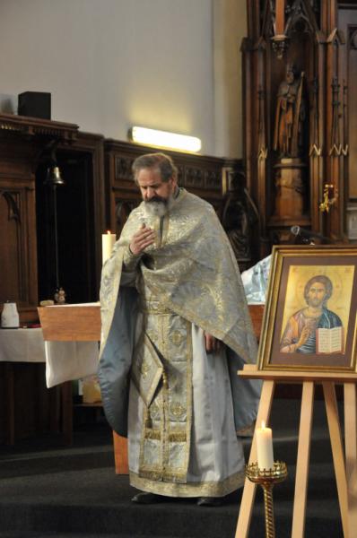 De priester - Vader Angelos zegent met wierook © Foto's Luc Weemaes