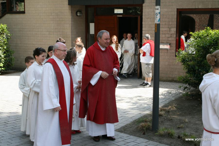 In processie naar de Sint--Michielskerk met vormheer Noël Bonte voorop © GVH