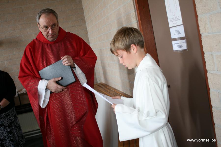 Een vormeling van de Sint-Michielsparochie verwelkomt vormheer Noël Bonte © GVH