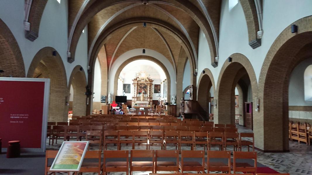 Interieur van de kerk 