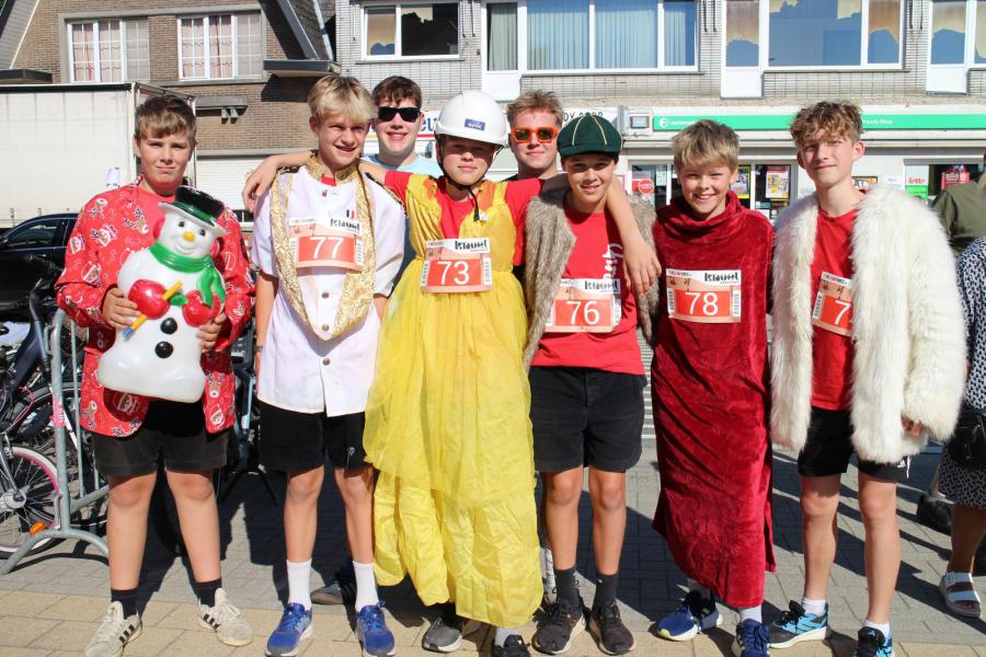 De chiro in een speciale outfit 