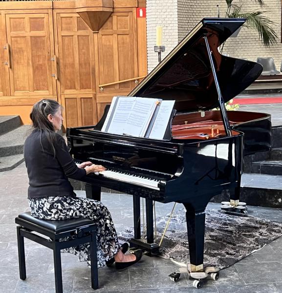 Nicole De Paepe begeleide aan de piano het hoorntrio tijdens de concertmis van zondag 7 september 2025. © Dirk Bellens