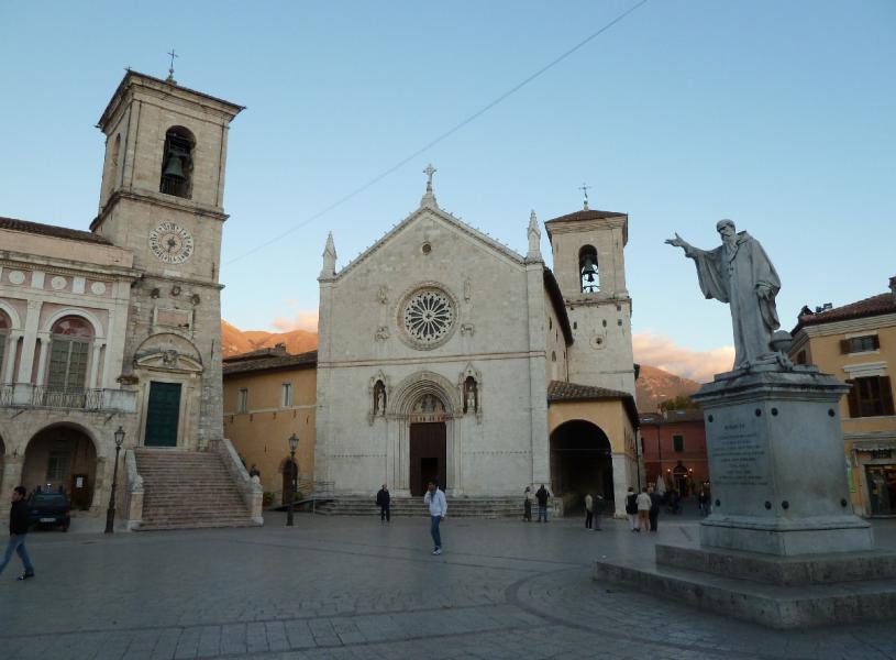 De Piazza di San Benedetto in Norcia, vóór de aardbeving 
