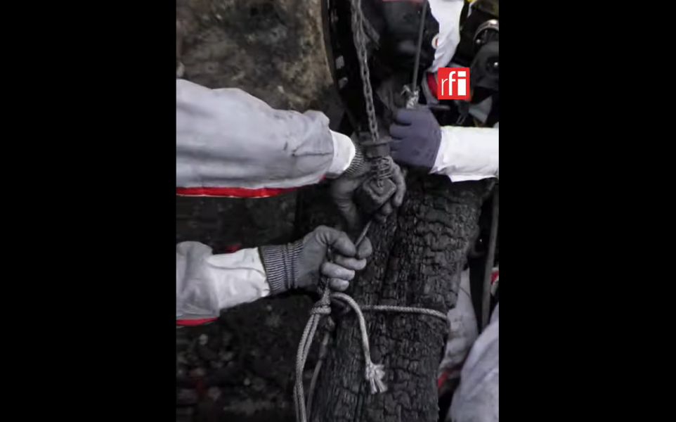 De restaurateurs hangen al twee jaar aan touwen terwijl ze afgebrande resten weghalen © RFI
